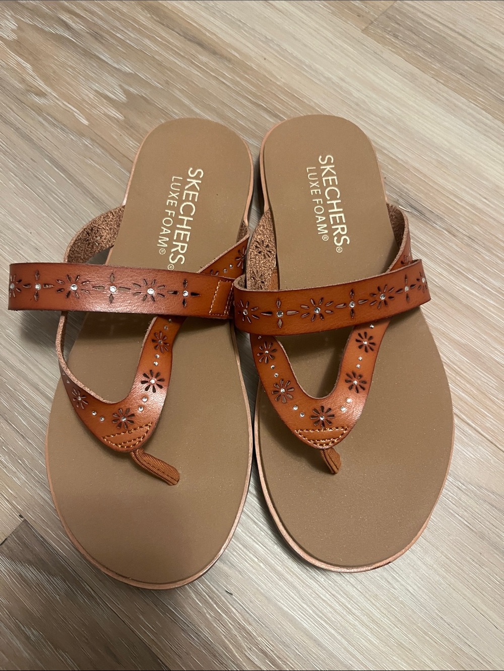 NWOT Skechers Brown Floral Cutout Luxe Foam Thong Sandals